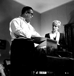 Aldrich directs Gaby Rodgers as Lily Carver on how to open the "great whatsit" in Kiss Me Deadly.