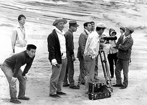 Hiroshi Teshigahara (third from left) on location shooting The Woman in the Dunes. Photo: Yasuhiro Yoshioka. Taken from the official Hiroshi Teshigahara website (http://www.teshigaharahiroshi.com)